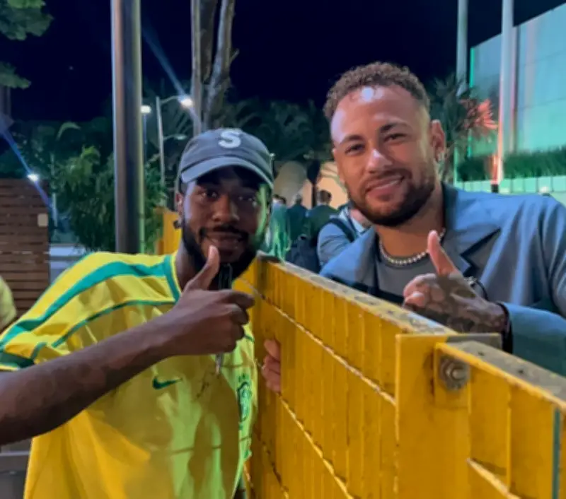 Torcedor realiza sonho ao tirar foto e ganhar autógrafo de Neymar antes da Copa