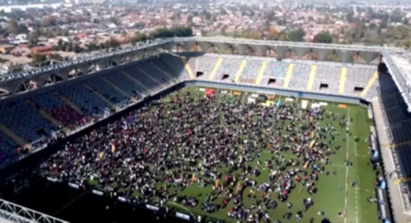 Torcedores lotam estádio no Chile para troca de figurinhas da Copa do Mundo