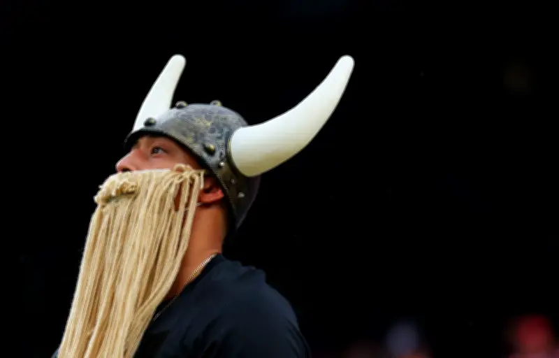Torcida norueguesa viraliza com remada viking em metrô dos EUA