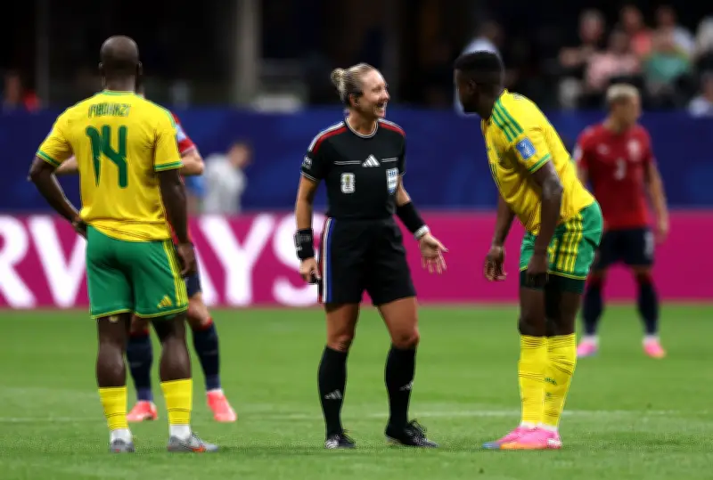 Tori Penso, primeira árbitra em Copa masculina, tem passado no marketing