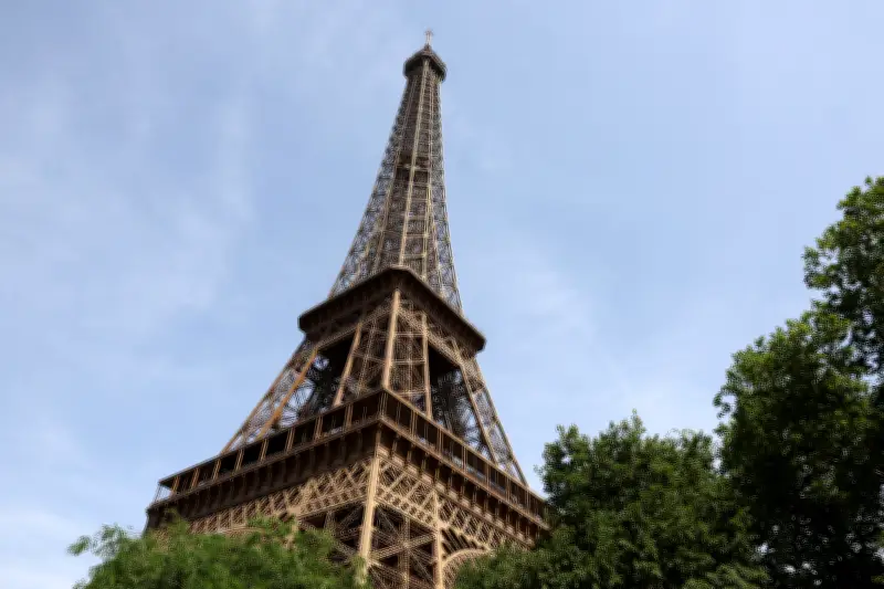 Torre Eiffel cresce 10 cm com onda de calor na Europa; entenda
