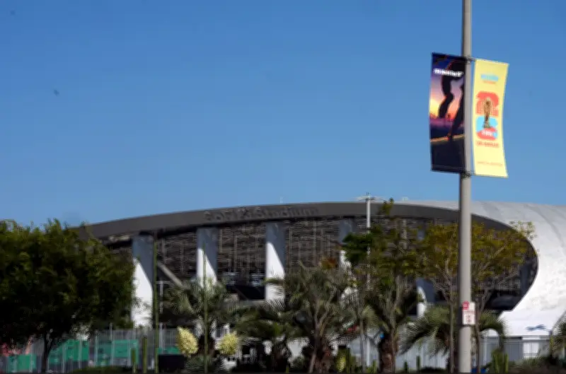 Trabalhadores do SoFi Stadium aprovam greve antes da Copa do Mundo