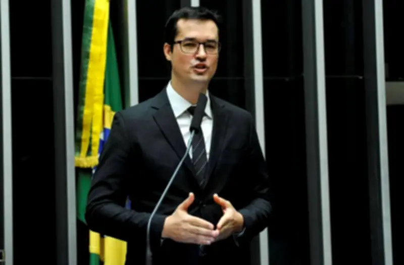 TRE-PR anula multas a Gleisi e vereador por falas sobre Deltan