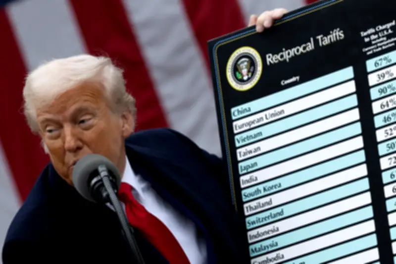 Tribunal dos EUA autoriza Trump a manter tarifa global de 10%