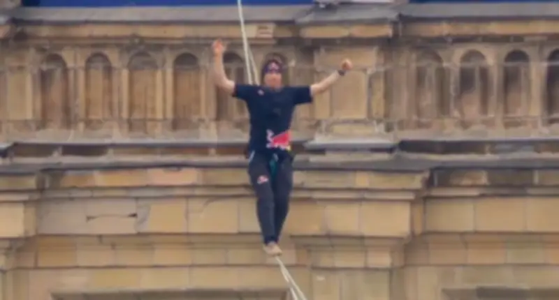Tricampeão mundial de slackline cruza fita a 180 m entre prédios na Polônia