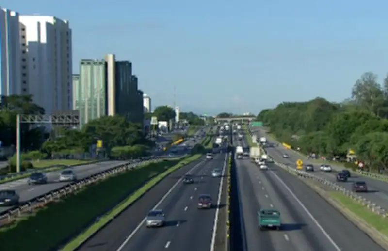 Trânsito intenso nas rodovias do Vale do Paraíba no feriado de Corpus Christi