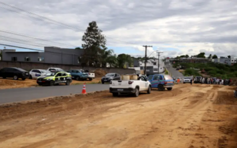 Trânsito na Av. Artêmia Pires em Feira de Santana é alterado para obras de duplicação