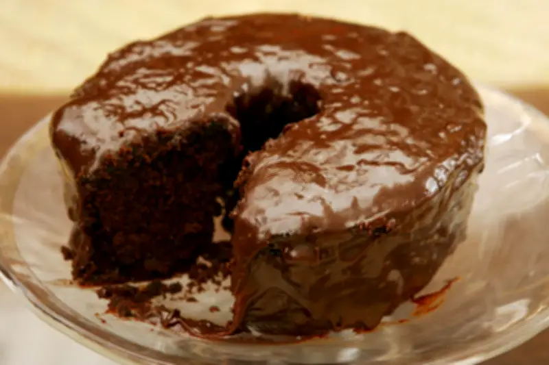 Troque achocolatado por cacau em pó no bolo de chocolate