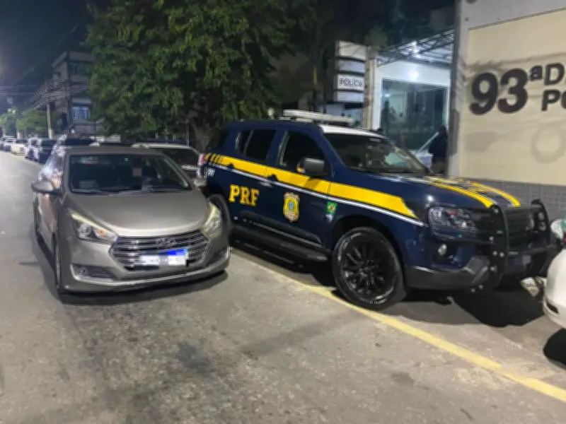 Três detidos com carro roubado na BR-393 em Volta Redonda