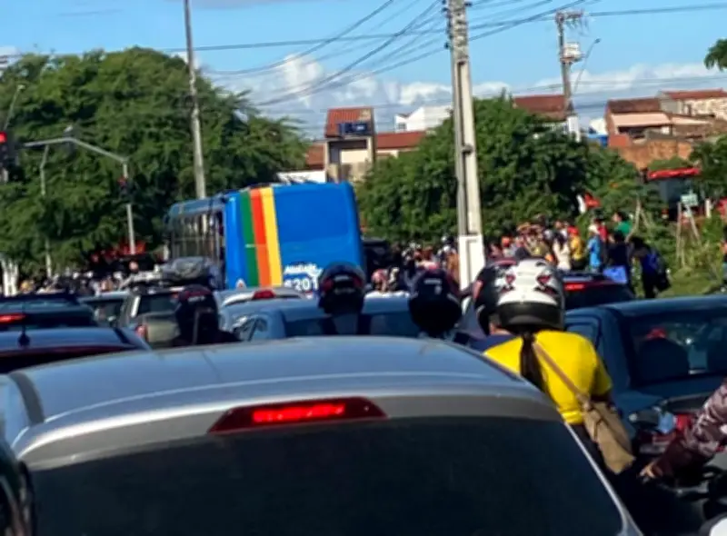 Três feridos em tentativa de assalto a ônibus em Aracaju