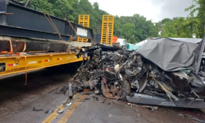 Três mortos em colisão entre caminhonete e carreta na BR-110 em Catu