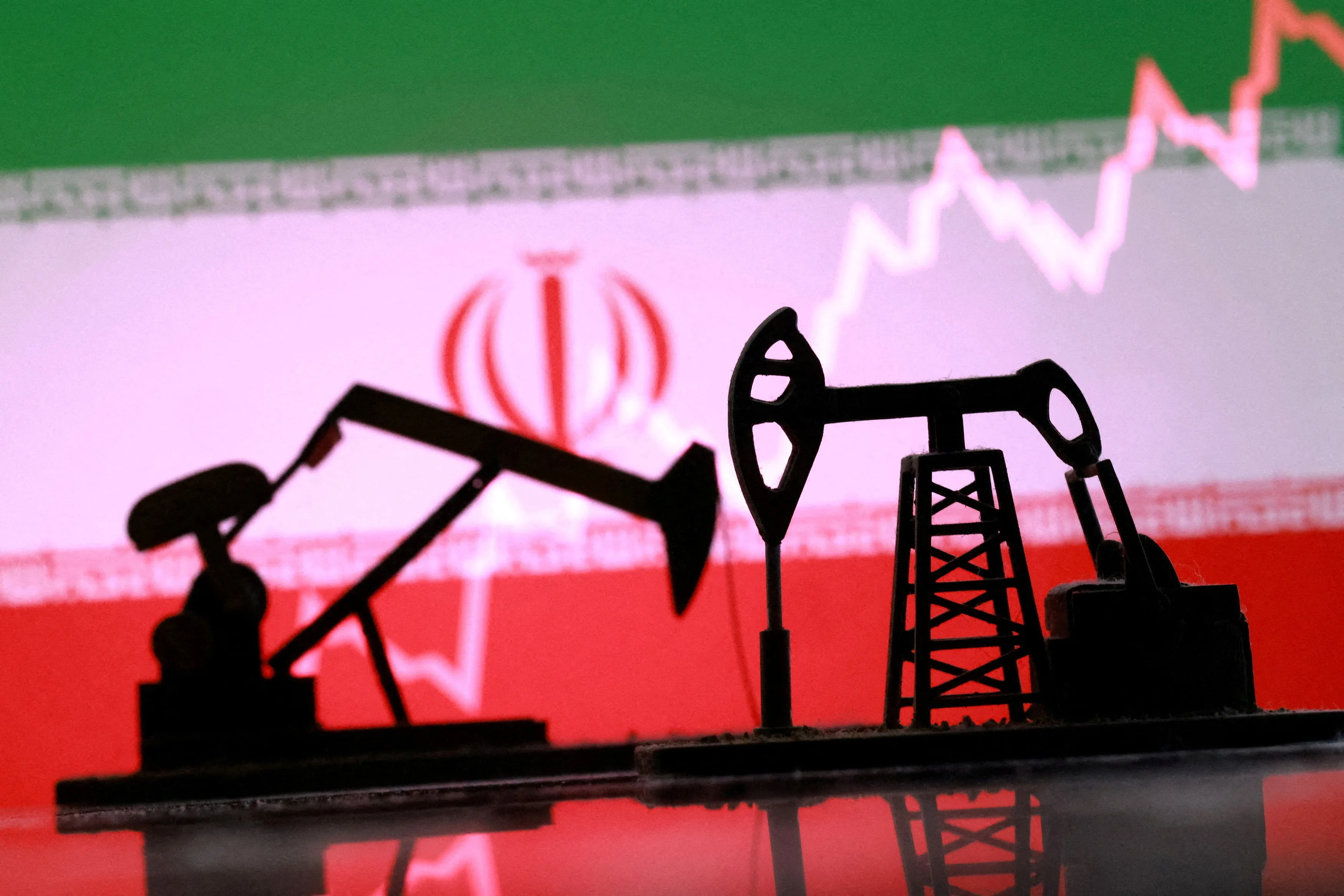 Petróleo cai abaixo de US$ 100 após Trump adiar ataques ao Irã; bolsas sobem