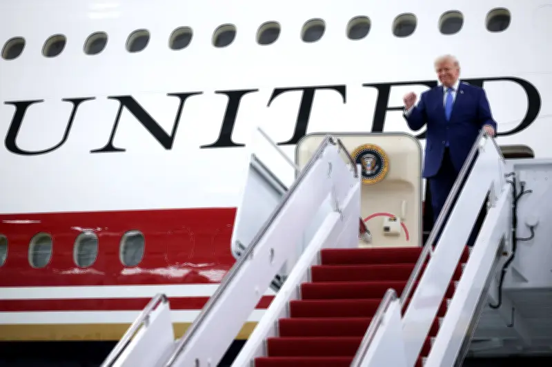 Trump apresenta novo avião presidencial Boeing 747-8 do Catar