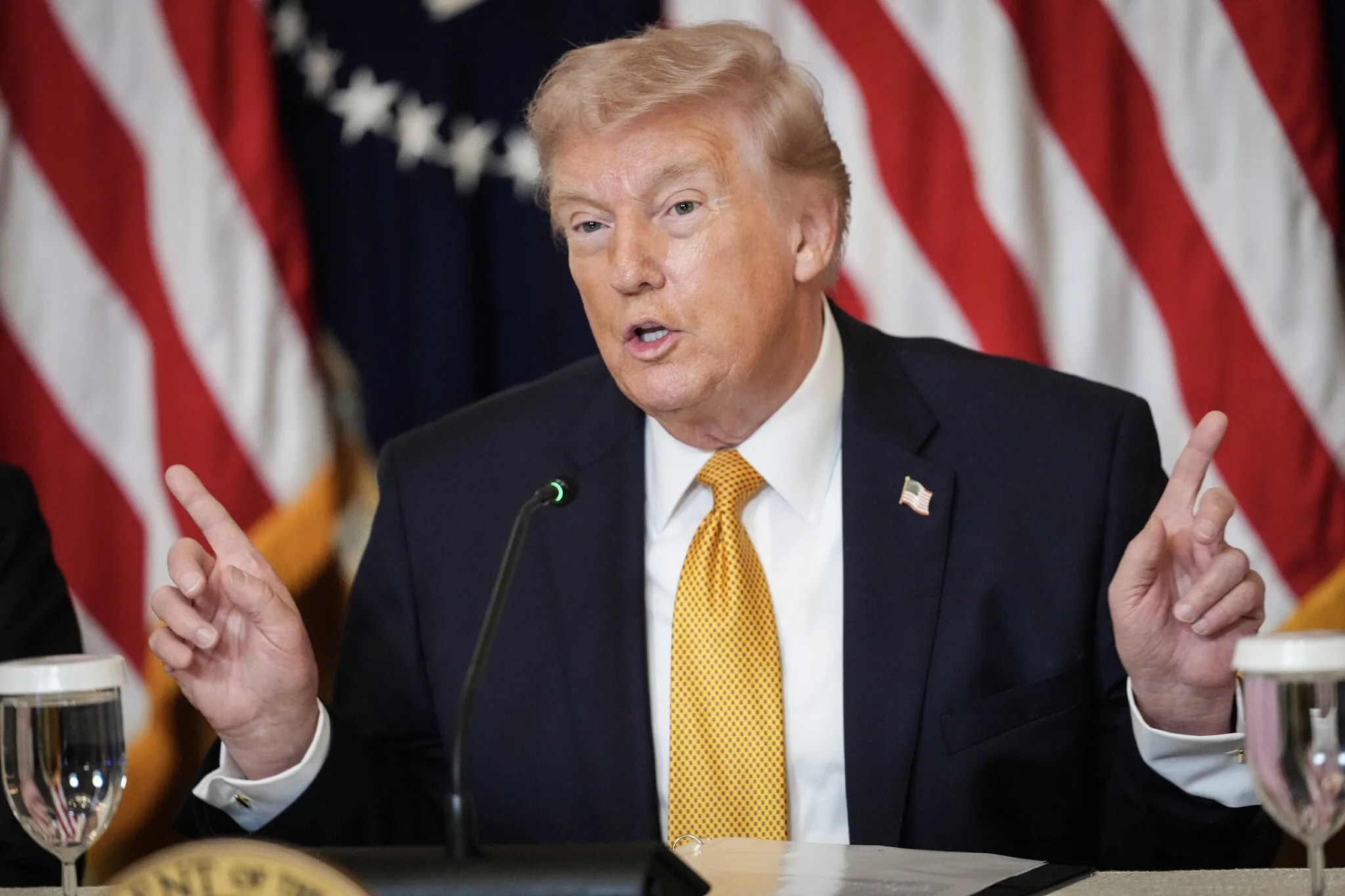 Trump suspende ataques ao Irã por cinco dias e anuncia negociações; Teerã nega