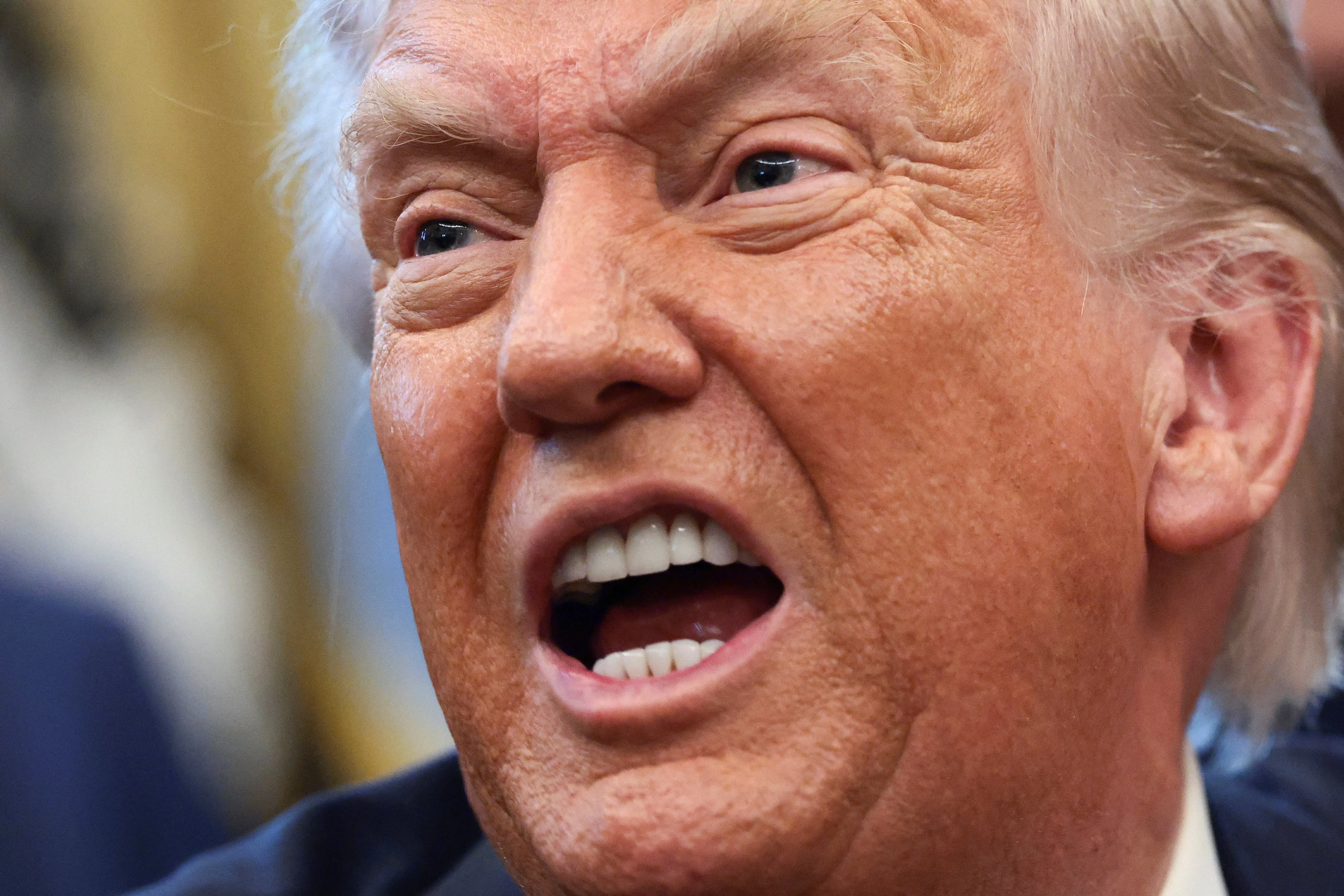 Trump anuncia tarifa global de 10% após derrota na Suprema Corte