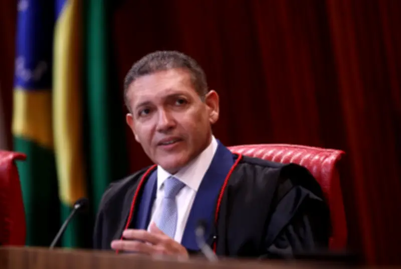 TSE avalia suspensão de pesquisa após queixa de Flávio Bolsonaro