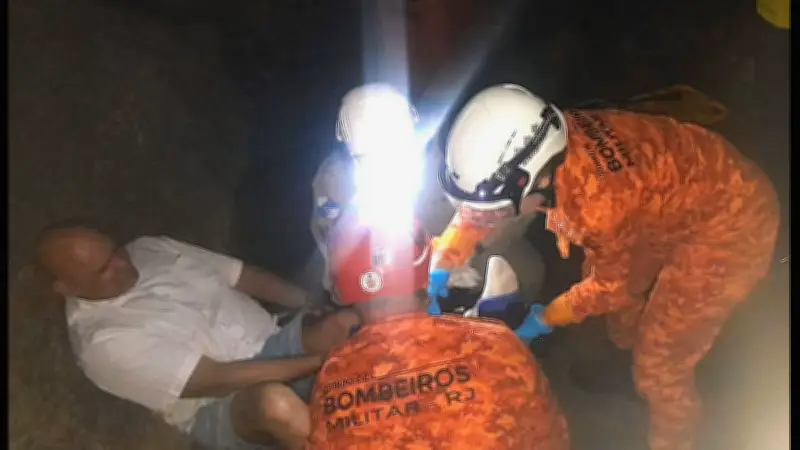 Turista espanhol resgatado após queda no Arpoador, no Rio