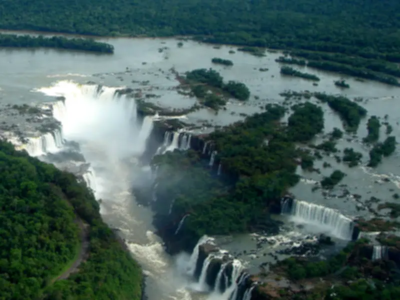 Turista pula nas Cataratas do Iguaçu para recuperar celular e é retirado do parque