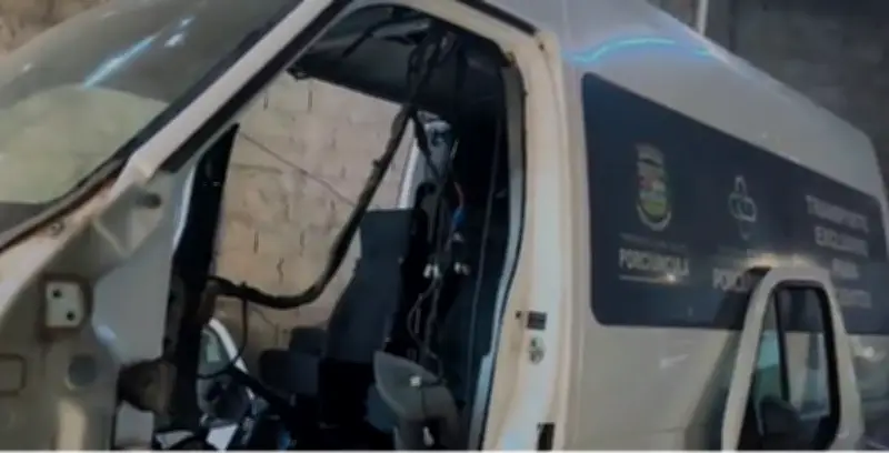 Van de Porciúncula roubada com pacientes é achada em desmanche no RJ