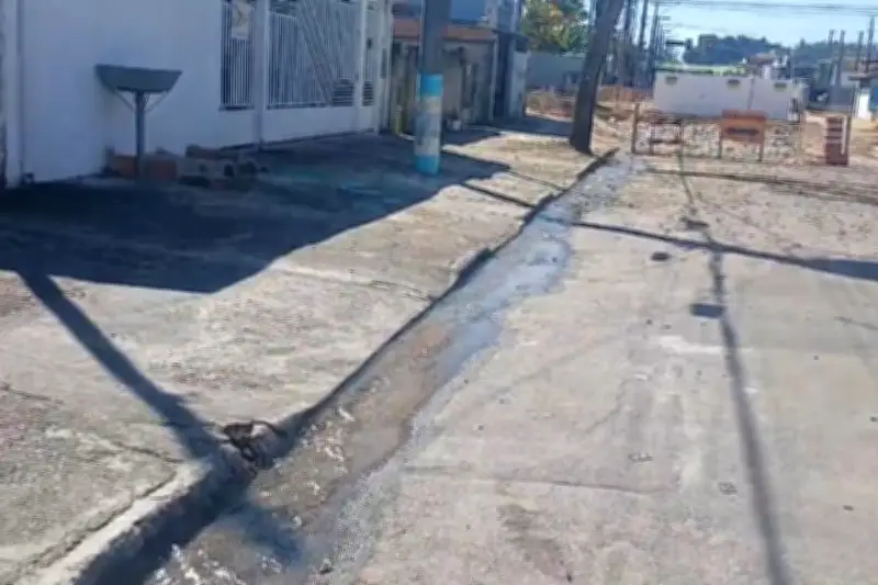 Vazamento de água em São José afeta abastecimento na Zona Sul