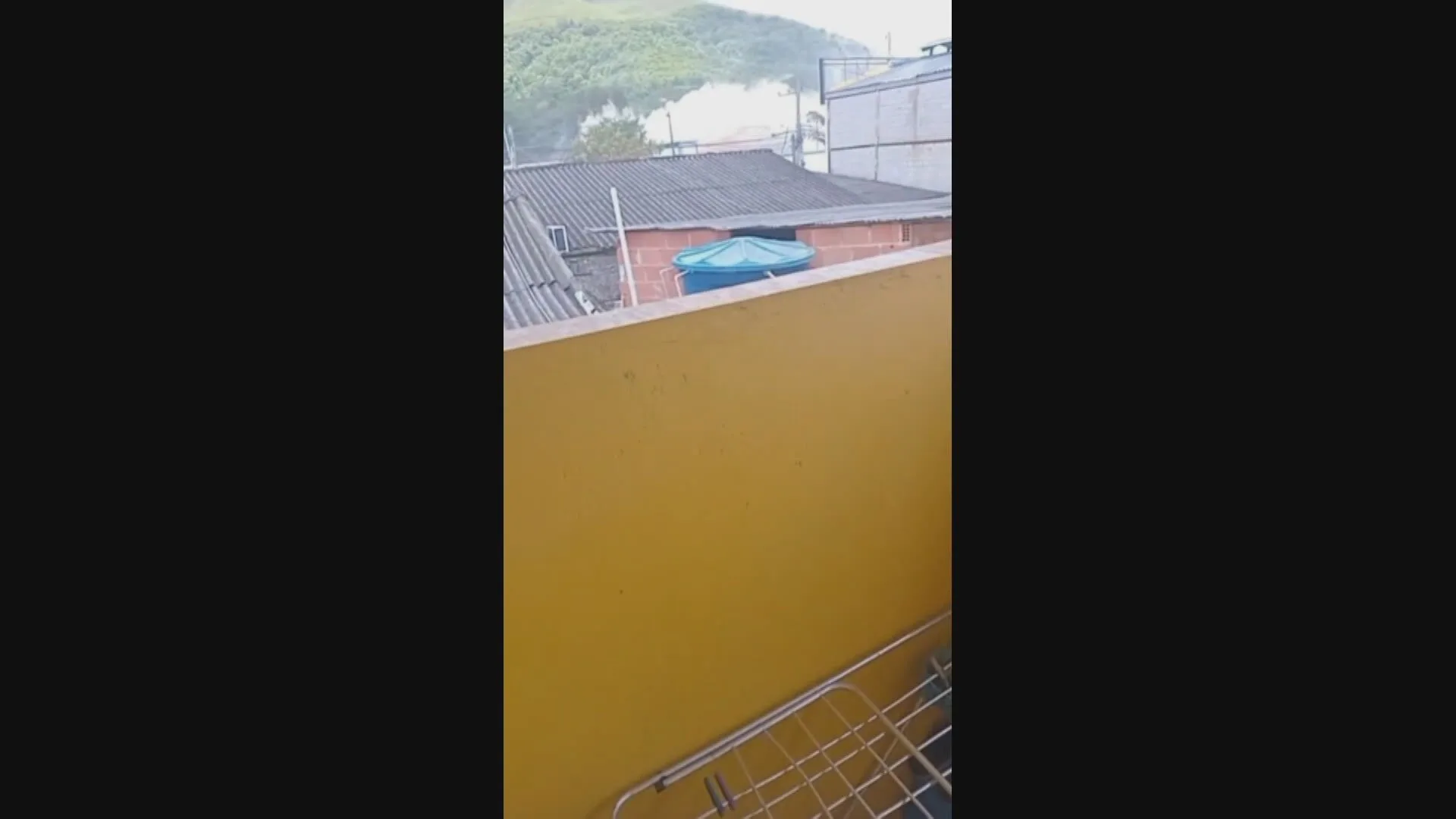 Rompimento de tubulação na ETA Guandu alaga ruas e atinge casas em Nova Iguaçu