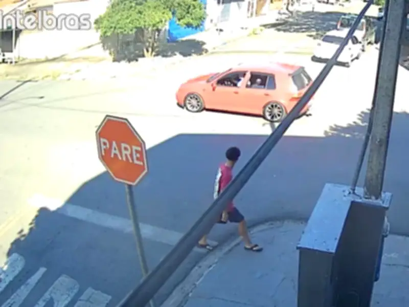 Vídeo mostra carro perdendo controle antes de atropelar adolescentes em Piracicaba