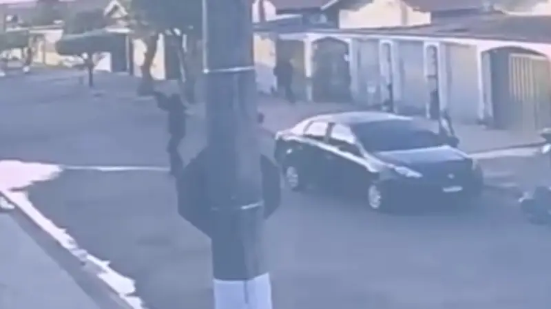 Vídeo mostra fuga de criminosos após tentativa de roubo a casa em Mogi Guaçu