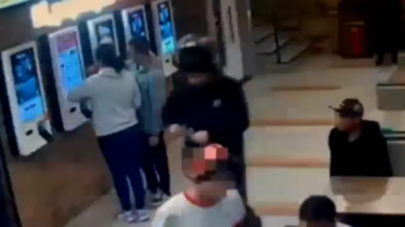 Vídeo mostra funcionário esfaqueado em hamburgueria em Mogi das Cruzes