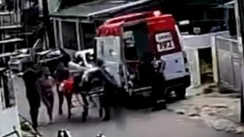 Vídeo mostra idoso caindo de maca do Samu em Manaus; caso é investigado