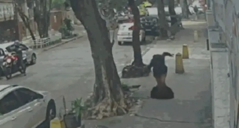 Vídeo: mulher cai em bueiro no Maracanã aberto por suspeitos; moradores reclamam de furtos