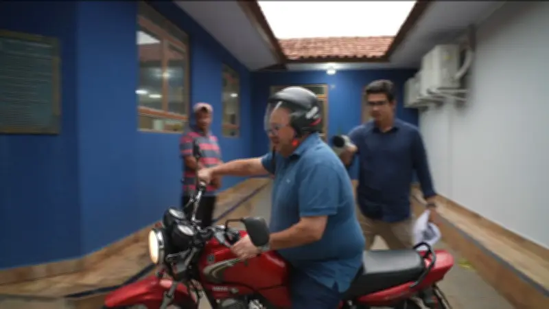 Vereador cassado foge de repórter após escândalo de compra de votos no PR