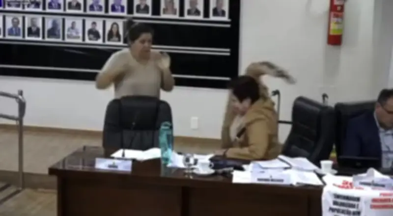 Vereadora de Unaí arremessa microfone contra assessora durante sessão