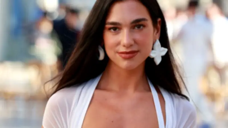Vestido de noiva de Dua Lipa foi inspirado em casamento de 1971
