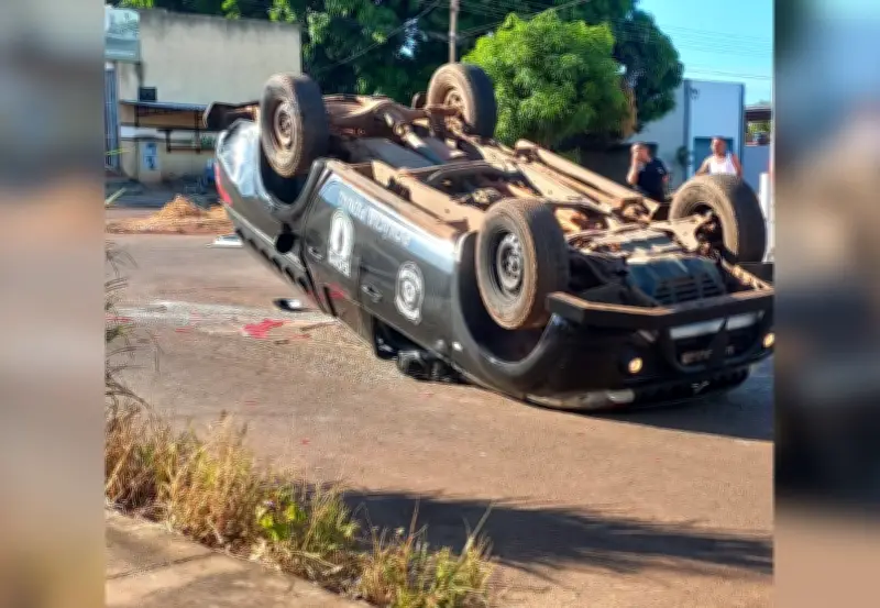 Viatura da Polícia Penal capota após colisão em Palmas; ninguém se feriu