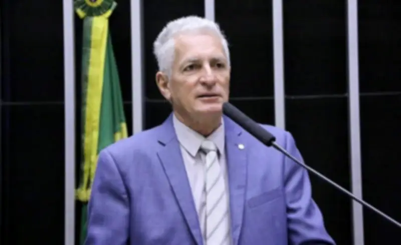 Vice-líder do governo sugere afastamento de Jaques Wagner para defesa