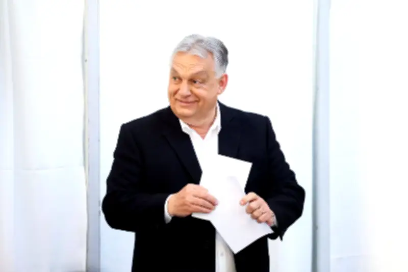 Viktor Orbán é reeleito líder do partido Fidesz na Hungria