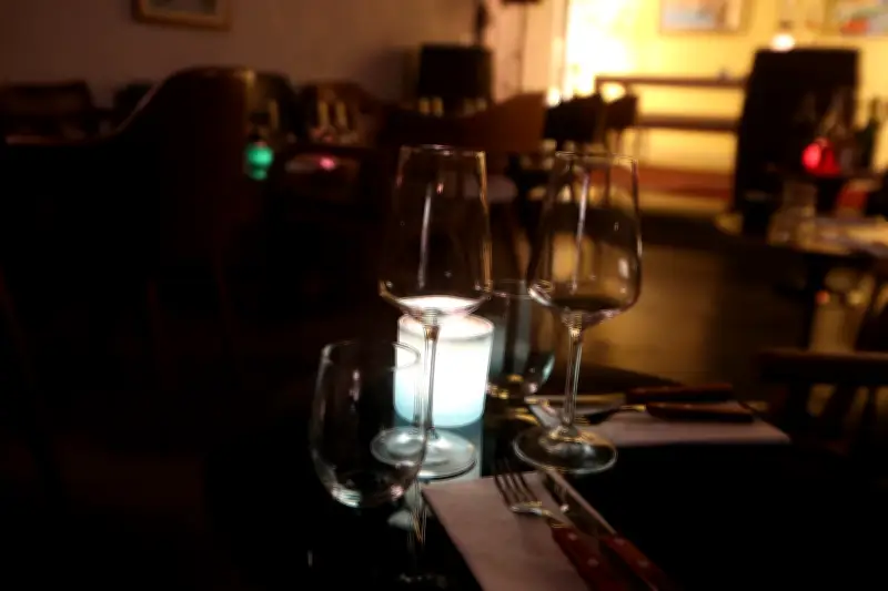 Vinho conquista geração Z em happy hours, aponta pesquisa