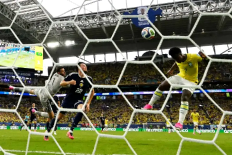 Vini Jr. brilha com dois gols e lidera Brasil em vitória sobre a Escócia