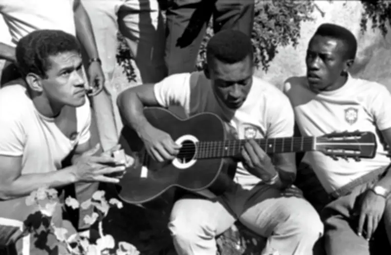 Violão de Pelé de 1966 vai a leilão por R$ 65 mil