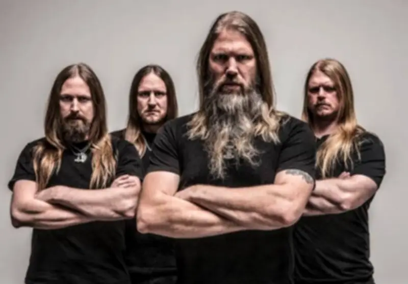Vocalista do Amon Amarth celebra 'remada viking' na Copa do Mundo