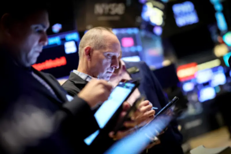 Wall Street cai com dados de emprego fortes e chips em baixa