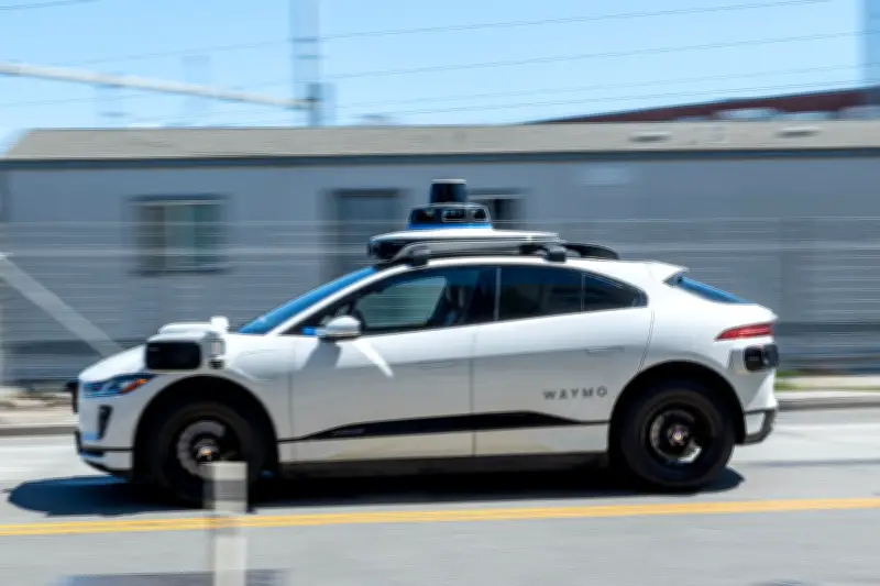 Waymo faz recall de quase 4 mil robotáxis por risco em obras