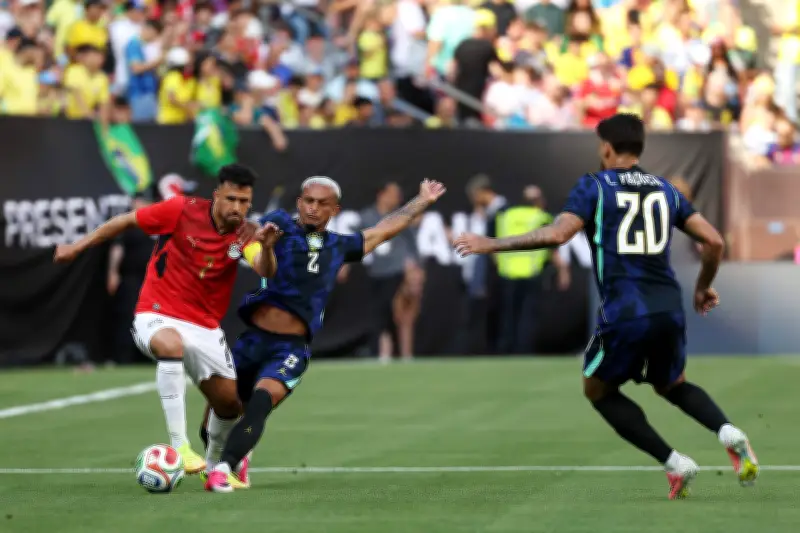 Wesley sente dor na virilha e é substituído por Danilo em amistoso da Seleção