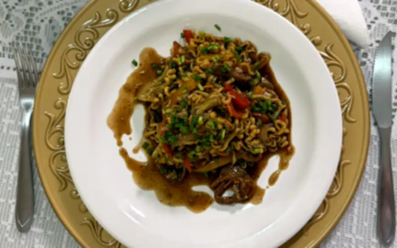 Yakisoba para torcer: receita da chef Ana Luiza Simões