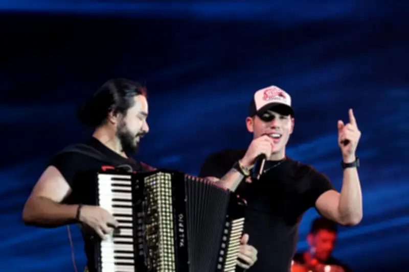 Zé Vaqueiro anuncia gravação de DVD em Belém durante show no Parárraiá