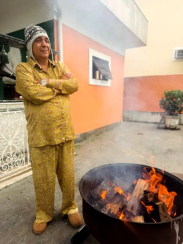 Zeca Pagodinho anuncia chegada do inverno no Rio com pijama fashion e fogueira