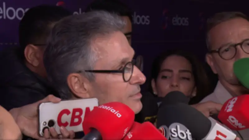 Zema mantém críticas a Flávio Bolsonaro após cobrança a banqueiro