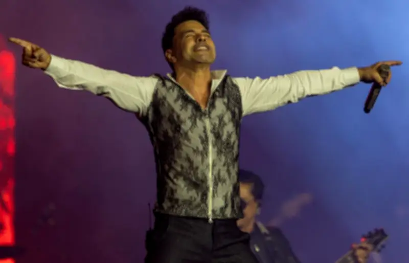 Zezé di Camargo emociona em show solo na Festa do Peão de Americana