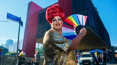 30ª Parada do Orgulho LGBT+ de SP reúne multidão na Avenida Paulista