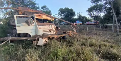 Acidente em Unaí: carreta bate em árvore e deixa dois feridos na LMG-628